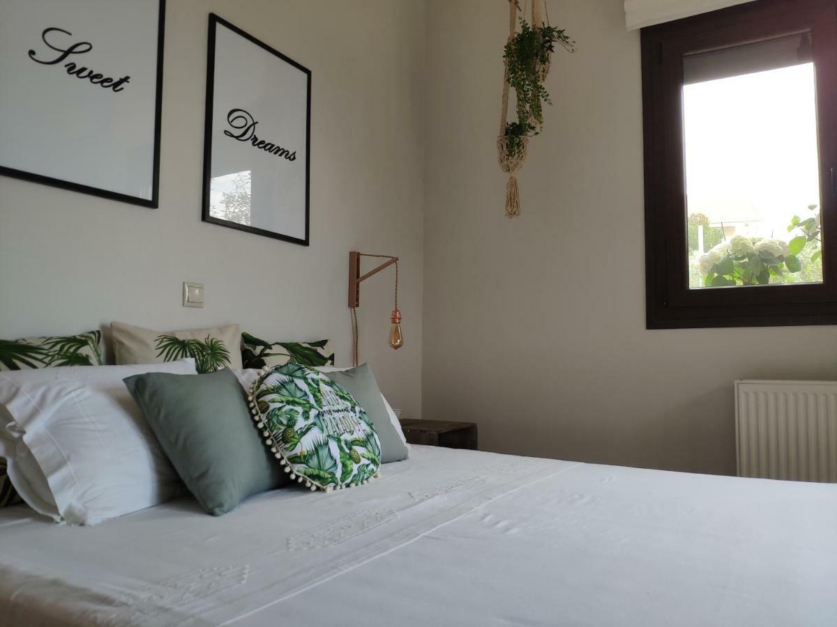 Olive Tree Cottage 2 เนอาเปรามอส ภายนอก รูปภาพ