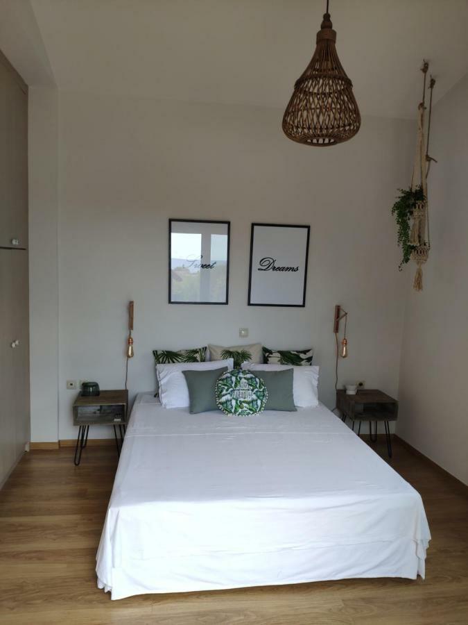 Olive Tree Cottage 2 เนอาเปรามอส ภายนอก รูปภาพ