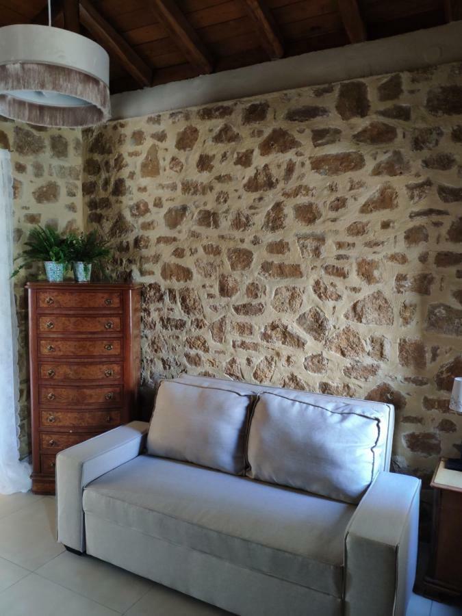 Olive Tree Cottage 2 เนอาเปรามอส ภายนอก รูปภาพ