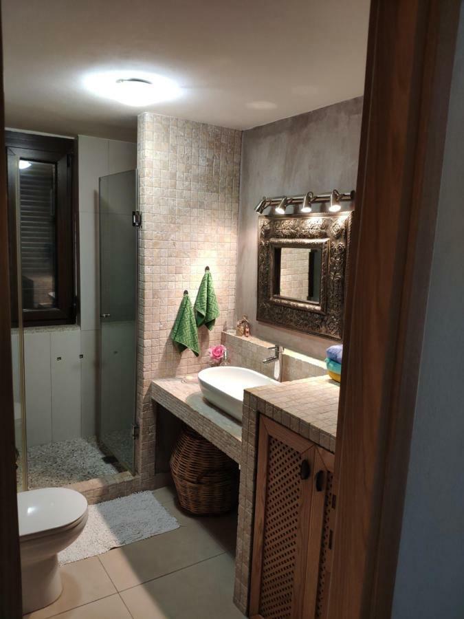 Olive Tree Cottage 2 เนอาเปรามอส ภายนอก รูปภาพ