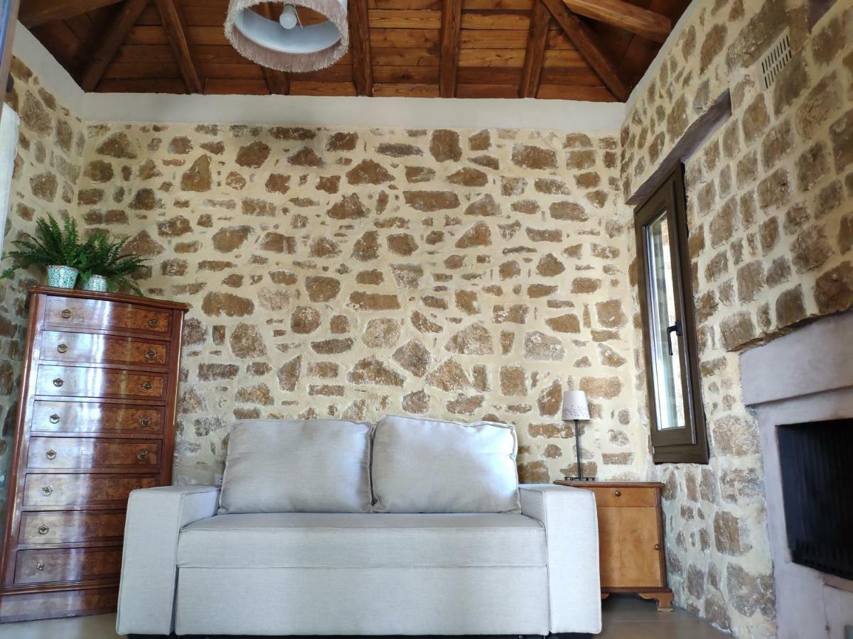Olive Tree Cottage 2 เนอาเปรามอส ภายนอก รูปภาพ