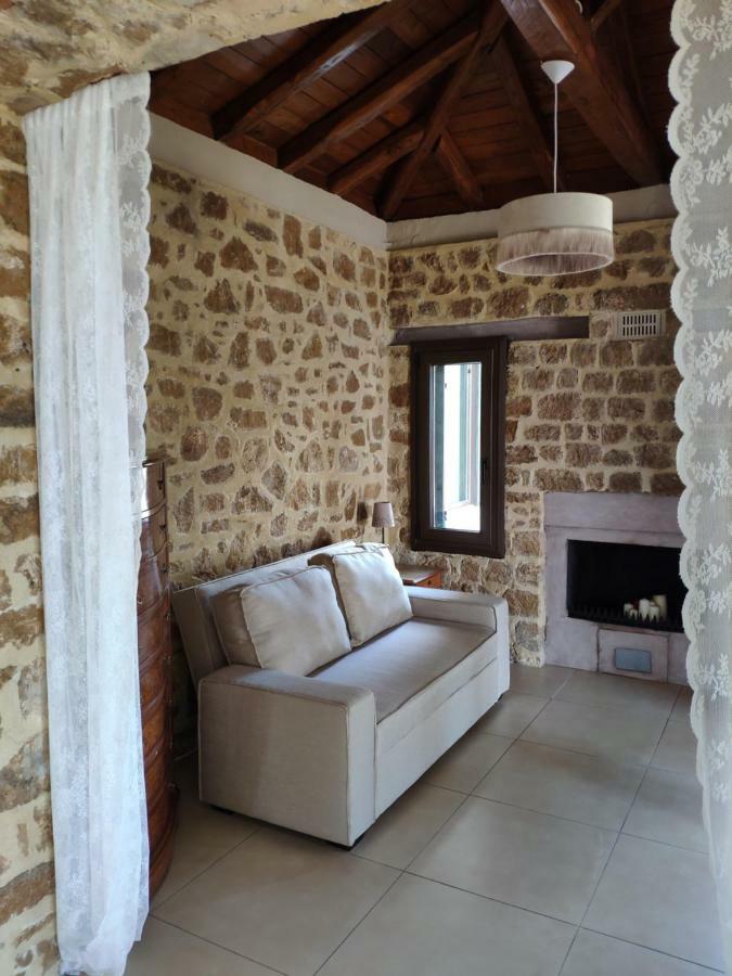 Olive Tree Cottage 2 เนอาเปรามอส ภายนอก รูปภาพ