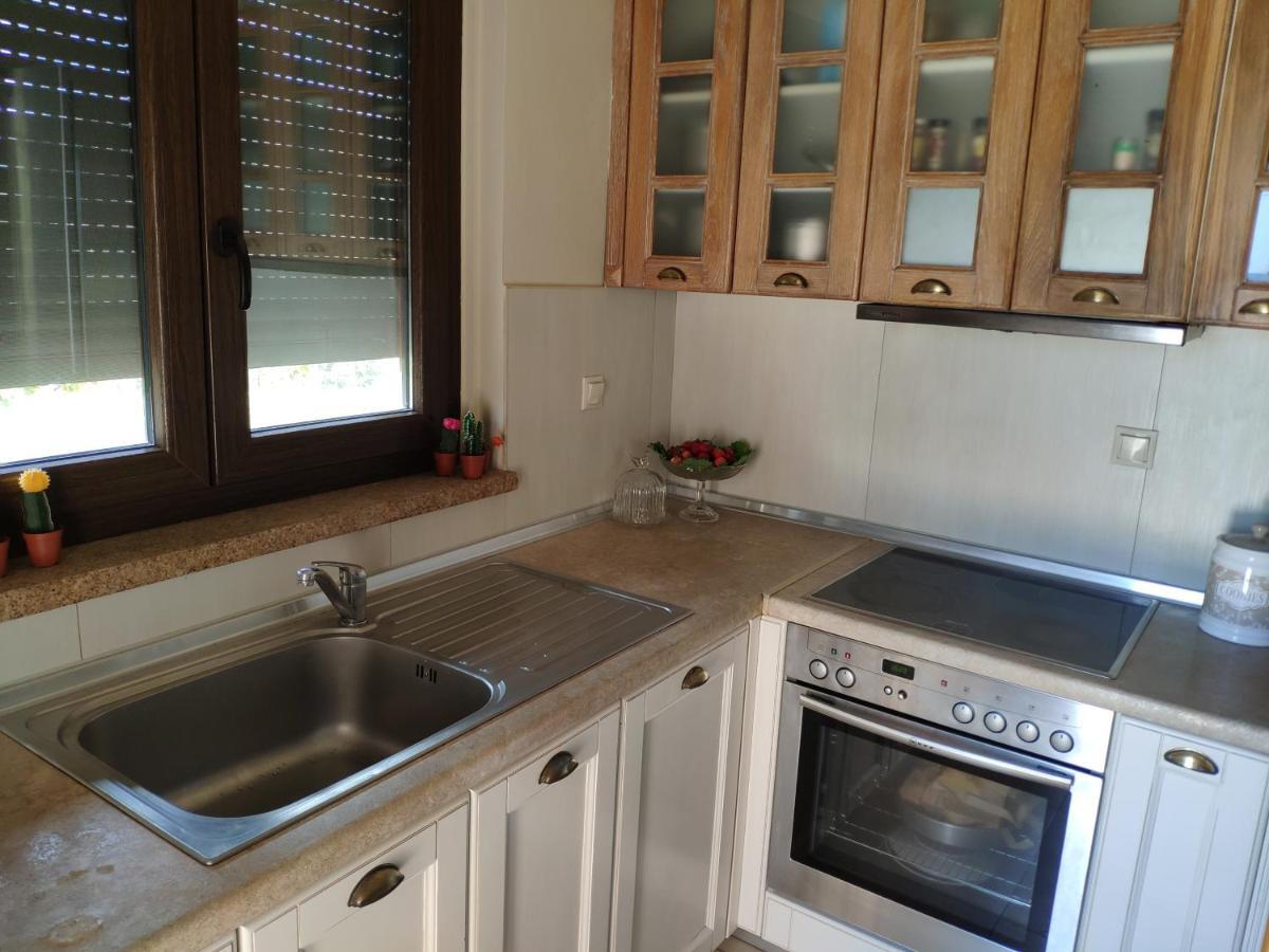 Olive Tree Cottage 2 เนอาเปรามอส ภายนอก รูปภาพ